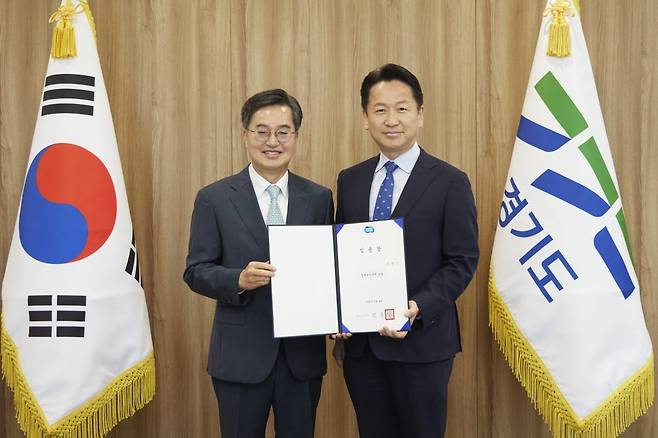 경기도는 김동연(사진 왼쪽) 도지사가 고영인(사진 오른쪽) 전 국회의원을 경기도 경제부지사에 임명하는 등 정무·정책·협치·기회경기수석 과 비서실장을 임명했다고 4일 밝혔다.경기도 제공