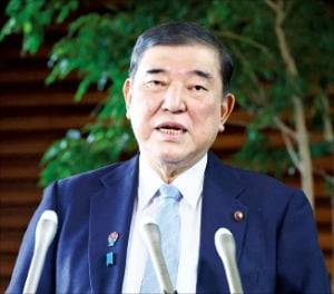 이시바 시게루 일본 총리가 4일 도쿄 총리관저에서 한국 대선 결과와 관련해 기자들의 질문에 답하고 있다. AFP연합뉴스