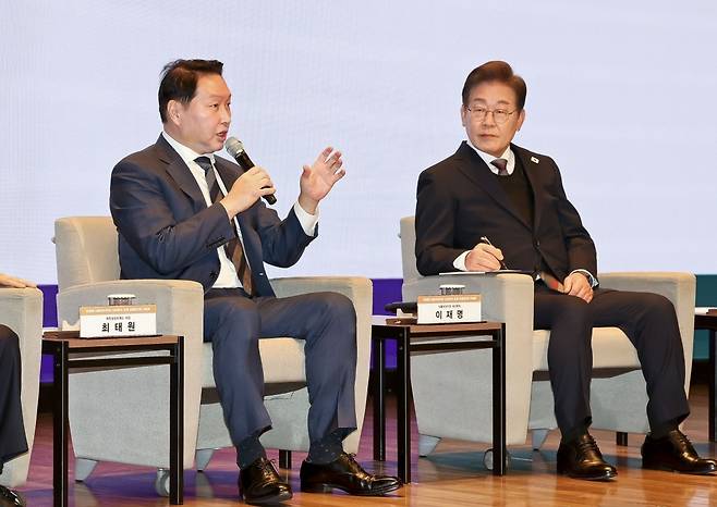 최태원 대한상공회의소 회장이 5월 8일 대한상공회의소에서 열린 대선 후보 초청 경제5단체장 간담회에서 발언하고 있다. 사진=강은구 한국경제신문 기자