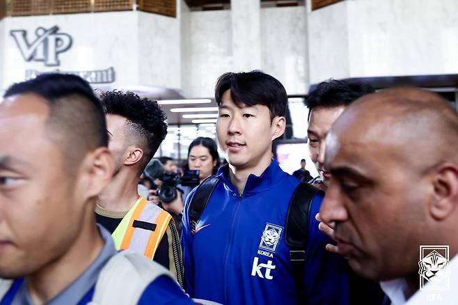 축구대표팀 주장 손흥민(가운데)이 지난 2일 밤 선수단과 함께 이라크 바스라 공항에 도착해 관계자들에 둘러싸여 이동하고 있다. 대한축구협회 제공