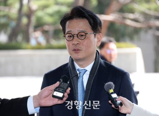 헌법재판소가 이창수 서울중앙지검장에 대한 국회의 탄핵소추를 기각한 지난 3월13일 이 지검장이 서울 서초구 서울중앙지검으로 출근하며 기자들의 질문에 답변하고 있다. 권도현 기자