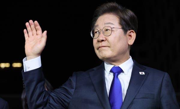 더불어민주당 이재명 후보가 21대 대통령 당선이 확실해진 4일 서울 여의도 민주당사에 도착해 인사하고 있다. 김정록 기자 ilro12@kookje.co.kr