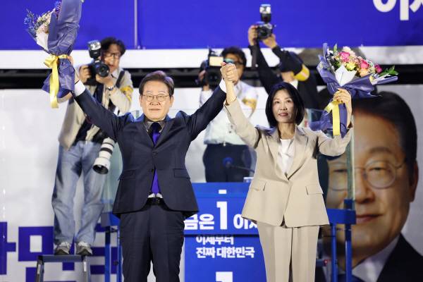이재명 더불어민주당 대통령 당선인이 4일 서울 여의도 국회 앞에 마련된 더불어민주당의 국민 개표방송 시청 현장을 찾아 지지자들에게 감사 인사를 하고 있다. 김정록 기자