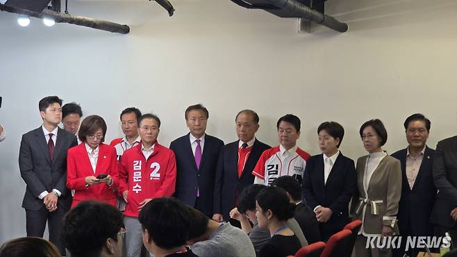 김용태 국민의힘 비상대책위원장과 공동선대위원장들이 4일 김문수 대선 후보 승복 기자회견을 앞두고, 중앙당사 3층 기자회견장에 모여있다. 임현범 기자