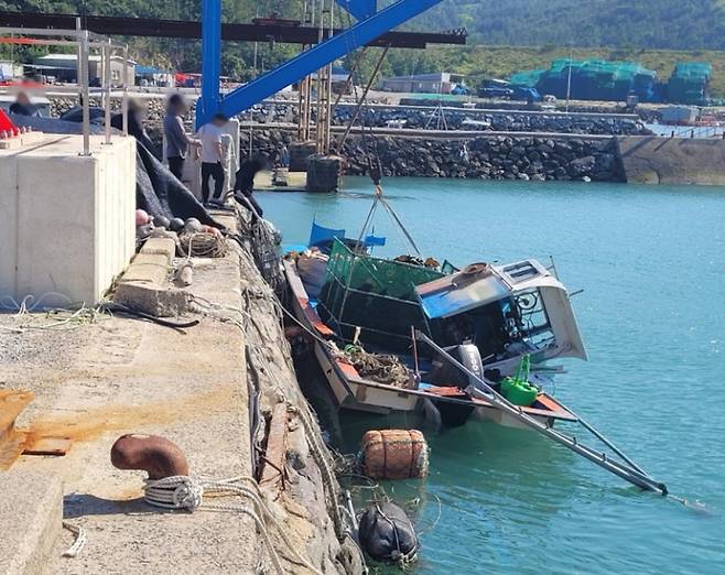 완도군 금일읍 용항항 인근 해상에서 어선끼리 충돌, 라오스 국적 30대 선원이 사망했다. /완도해경