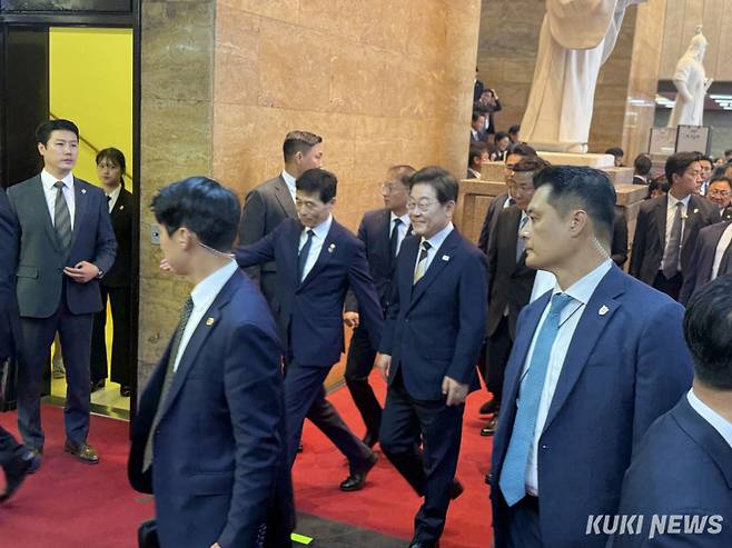 이재명 대통령이 4일 취임식을 마친 뒤 엘리베이터를 향해 이동하고 있다. 송금종 기자