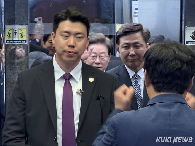 이재명 대통령이 4일 국회 엘리베이터를 타고 올라가기 전 황명선 의원에게 손을 흔들어보이고 있다. 송금종 기자