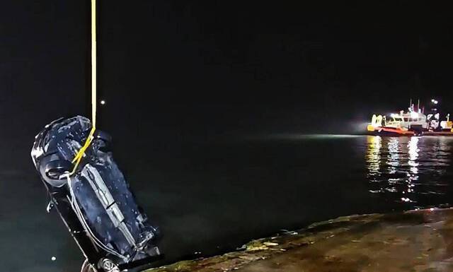 지난 2일 오후 전남 진도군 임회면 진도항 인근 해상으로 빠진 일가족 탑승 차량이 인양되고 있다. 목포해양경찰서 제공