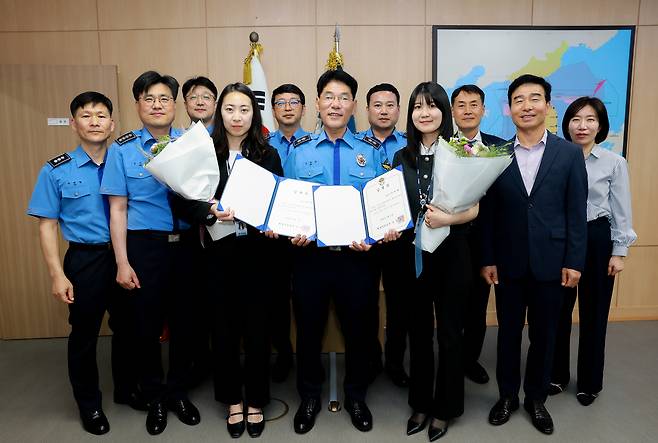 안성식 해양경찰청 기획조정관이 2일 실무수습 변호사 2명에게 임명장을 수여하고 기념촬영을 하고 있다. 해경청 제공