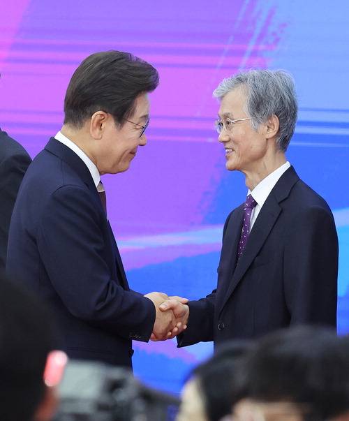 대법원장과 악수하는 李 이재명 대통령(왼쪽)이 4일 오전 서울 여의도 국회 로텐더홀에서 열린 취임선서식에 입장하면서 조희대 대법원장과 악수하며 인사하고 있다. 김호영 기자