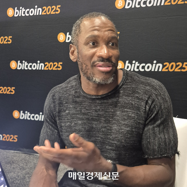 비트코인 2025 행사에서 매일경제와 인터뷰하고 있는 아서 헤이즈 마엘스트롬 CIO. <이종화 기자>