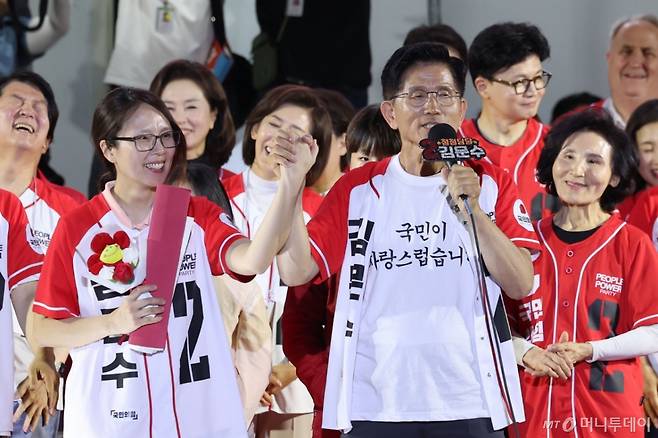 김문수 국민의힘 대선 후보가 2일 서울 중구 서울시청 광장에서 열린 파이널유세에서 딸을 소개하고 있다. 2025.06.02. /사진=뉴시스 /사진=권창회