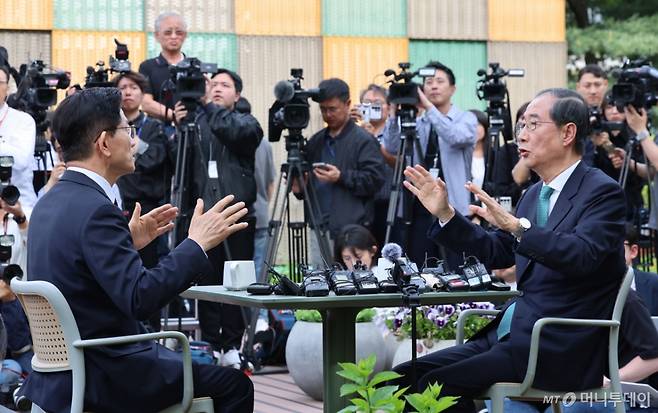 김문수 국민의힘 대통령 후보와 한덕수 무소속 대선 예비후보가 8일 서울 여의도 국회 강변서재에서 '후보 단일화' 회동을 하고 있다.(공동취재) 2025.5.8/사진=뉴스1 /사진=(서울=뉴스1) 김민지 기자