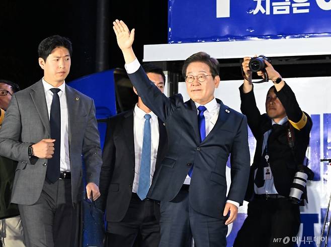 당선이 확실시된 이재명 더불어민주당 대통령 후보가 4일 서울 여의도 국회 앞에 마련된 민주당 국민개표방송시청 현장을 찾아 지지자들에게 인사하고 있다. (공동취재) 2025.6.4/뉴스1 Copyright (C) 뉴스1. All rights reserved. 무단 전재 및 재배포, AI학습 이용 금지.