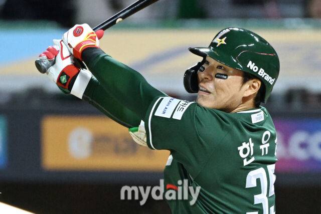 24일 인천 SSG랜더스필드에서 열린 '2025 신한 SOL BANK KBO리그' LG 트윈스와 SSG랜더스 경기. SSG 한유섬이 9회1사 1-2루에 1타점 끝내기 안타를 치고 있다./마이데일리