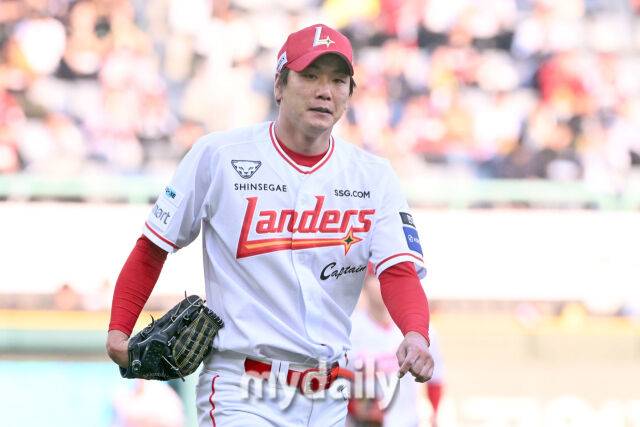 11일 인천 SSG랜더스필드에서 열린 '2025 신한 SOL BANK KBO리그' KIA 타이거즈와 SSG랜더스 더블헤더 2차전 경기. SSG 김광현이 선발투수로 나와 1회 무실점 수비를 마치고 더그아웃으로 들어서고 있다./마이데일리