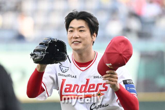 11일 인천 SSG랜더스필드에서 열린 '2025 신한 SOL BANK KBO리그' KIA 타이거즈와 SSG랜더스 더블헤더 2차전 경기. SSG 김광현이 선발투수로 나와 공을 받고 있다./마이데일리