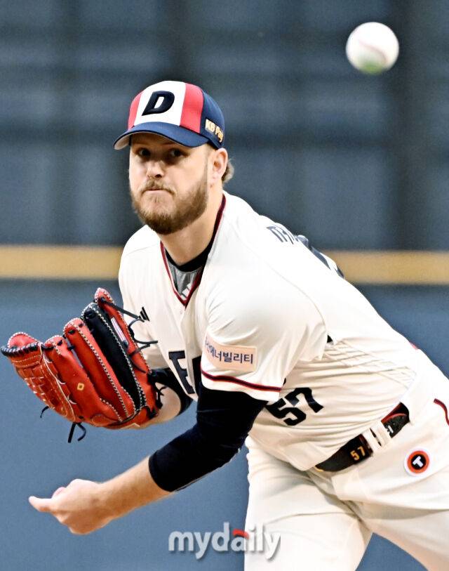 23일 오후 서울 잠실야구장에서 진행된 '2025 프로야구 KBO리그' 두산베어스와 NC다이노스의 경기. 두산 콜 어빈이 선발등판해 역투하고 있다./마이데일리