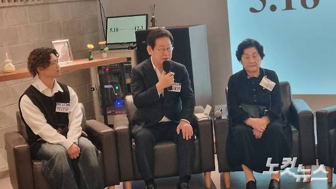 더불어민주당 이재명 대선 경선 후보는 지난 4월 24일 광주 동구 전일빌딩245에서 김길자 여사(문재학 열사의 어머니) 등이 참석한 가운데 '민주주의 간담회'를 열고 5·18 정신의 헌법 전문 수록을 약속했다. 김형로 기자