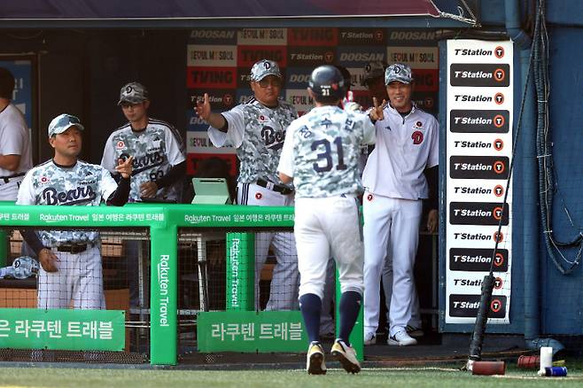 두산 조성환 감독 대행(오른쪽)이 3일 KIA와 홈 경기에서 득점한 정수빈을 격려하고 있다. 두산