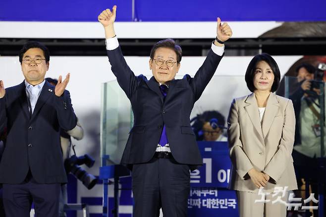 제21대 대통령 당선이 확실시되는 더불어민주당 이재명 대선 후보가 4일 서울 여의도 국회 앞에 마련된 더불어민주당 국민 개표방송 행사에서 인사를 하고 있다. 류영주 기자