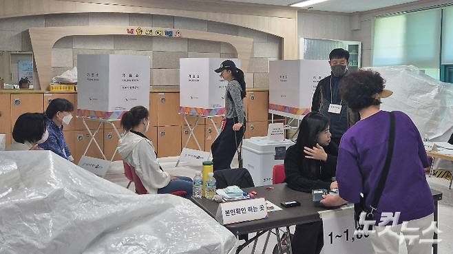 광주 남구 봉선2동 제3투표소가 마련된 유안초등학교에서 3일 오후 3시쯤 투표에 참여하려는 유권자들의 발길이 이어지고 있다. 한아름 기자