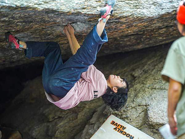 한 참가자가 크롱볼더의 라스트 크롱(v4)을 등반하고 있다.