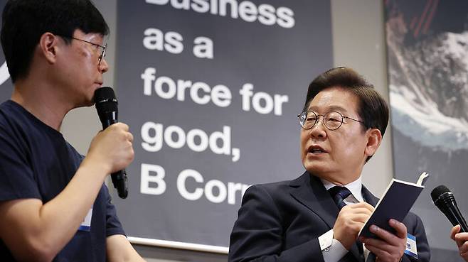 소셜ㆍ스타트업 대표들의 고민거리 듣고 메모하는 이재명 대표