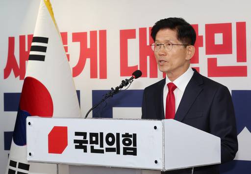 국민의힘 김문수 대선 후보가 4일 서울 여의도 당사에서 기자회견을 열고 입장을 밝히고 있다. 연합뉴스