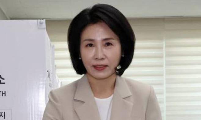 이재명 더불어민주당 대선후보의 배우자인 김혜경 여사가 지난 5월 29일 부산 동구 초량2동 사전투표소에서 투표를 하고 있다. 더불어민주당 제공