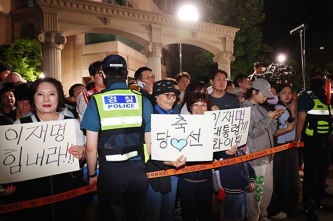 제21대 대통령선거일인 3일 이재명 대통령 당선인의 자택이 위치한 인천 계양구의 한 아파트 단지에서 주민들이 손팻말을 들고 이 당선인을 응원하고 있다. 연합뉴스