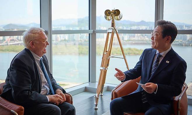 급변하는 국제 정세 속에서 한국의 외교안보 지형이 어느 때보다 복잡해지고 있다. 이재명 대통령 당선인은 선거 기간 굳건한 한·미 동맹을 기반으로 한 국익 중심의 실용 외교를 강조했다. 사진은 이 당선인(오른쪽)이 더불어민주당 대선 경선 후보 때인 지난 4월 미국 전략국제문제연구소(CSIS) 존 햄리 소장과 만나 외교 현안에 관한 이야기를 나누고 있는 모습. 연합뉴스