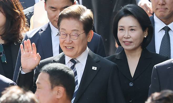 이재명 대통령과 김혜경 여사가 제21대 대통령 임기를 시작한 4일 오전 인천 계양구 자택 앞에서 열린 주민 환송 행사를 마친 후 국립서울현충원으로 향하고 있다. 뉴스1