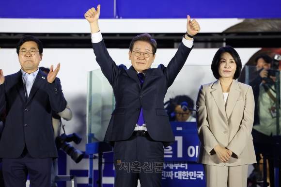 이재명 대통령 당선인이 당선이 유력시되자 4일 서울 여의도 국회앞에 마련된 더불어민주당의 국민개표방송시청 현장을 찾아 지지자들에게 감사 인사를 하고 있다. 2025.6.4 홍윤기 기자