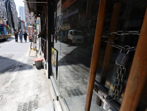 자물쇠까지 채워진 한 폐업 식당. 내수 침체로 올 1분기 정부 폐업 지원금 신청 건수가 1년 전보다 64% 급증했다. 연합뉴스