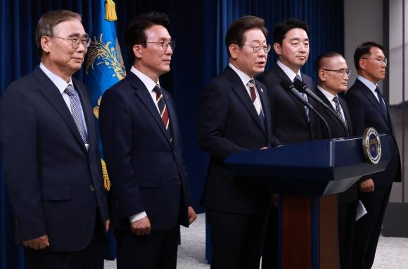 이재명 대통령, 새 정부 첫 인사 발표 - 이재명 대통령이 4일 서울 용산 대통령실 청사에서 열린 인사브리핑에서 새 정부 첫 인사 발표를 하고 있다. 왼쪽부터 이종석 국정원장 후보자, 김민석 국무총리 후보자, 이 대통령, 강훈식 비서실장, 위성락 안보실장, 황인권 경호처장. 2025.6.4. 연합뉴스