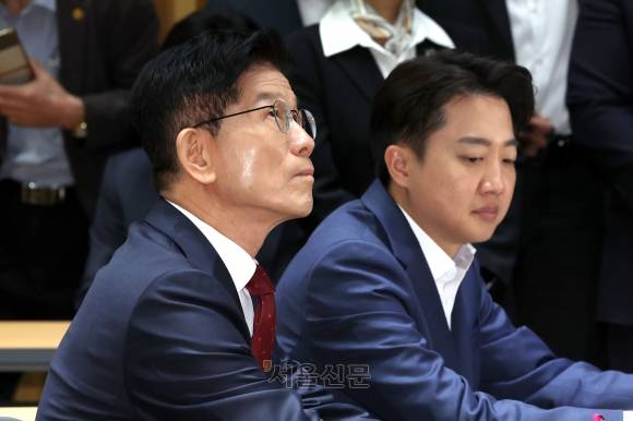 국민의힘 김문수 대선 후보와 개혁신당 이준석 대선 후보가 19일 오전 서울 중구 서울시청에서 열린 약자와 동행하는 서울 토론회에 참석해 있다. 2025.5.19 안주영 전문기자