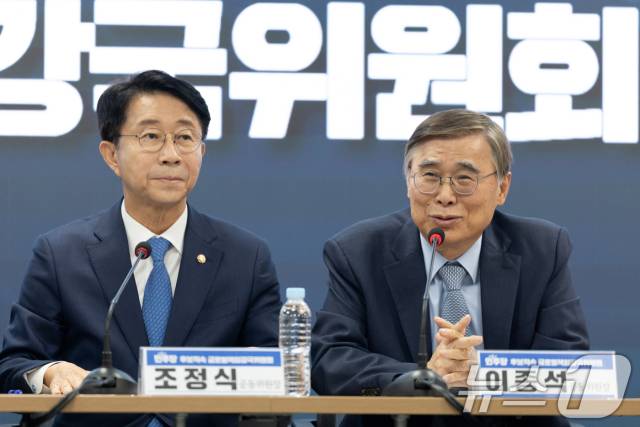 이종석(오른쪽) 전 통일부 장관. 뉴스1