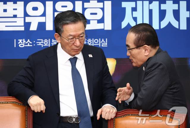 정성호(왼쪽) 더불어민주당 의원이 위성락 민주당 의원과 대화하는 모습. 뉴스1