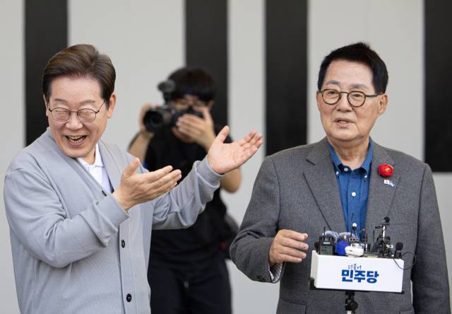 이재명 더불어민주당 대통령이 5월 11일 오후 전남 해남군 군민광장 야외공연장에서 박지원 의원을 소개하고 있다. 뉴스1