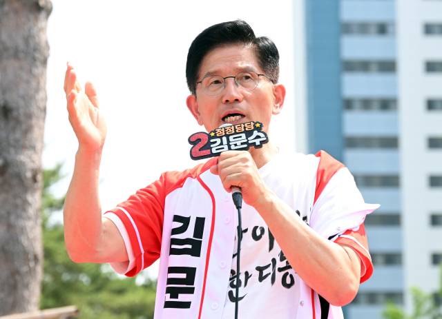 김문수 국민의힘 대선후보가 1일 경기도 남양주시 다산역 2번출구 앞에서 선거유세를 하고 있다. 남양주=성형주 기자
