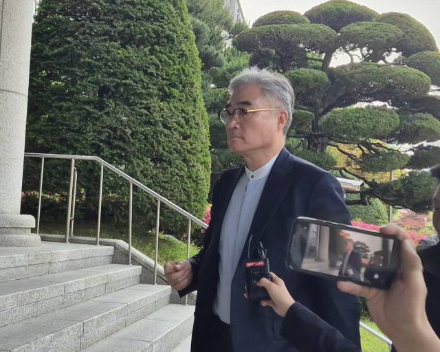 조명래 경남 창원시 제2부시장이 지난 5월 28일 창원지방검찰청에 출석하고 있다. 연합뉴스