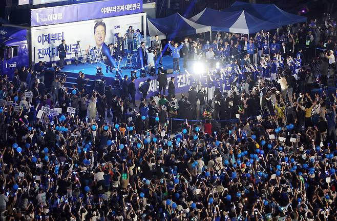 이재명 더불어민주당 대선 후보가 선거를 하루 앞둔 2일 서울 여의도공원에서 열린 마지막 유세를 시작하며 응원봉을 들고서 유세장을 가득 메운 시민들에게 인사하고 있다.ⓒ연합뉴스