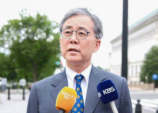 이재명 더불어민주당 대선 후보의 외교·안보·통상 분야 핵심 참모인 김현종 전 국가안보실 2차장이 5월8일(현지시간) 미국 워싱턴 DC 백악관에서 도널드 트럼프 행정부 당국자들과 회동한 뒤 취재진에게 결과를 설명하고 있다.ⓒ연합뉴스