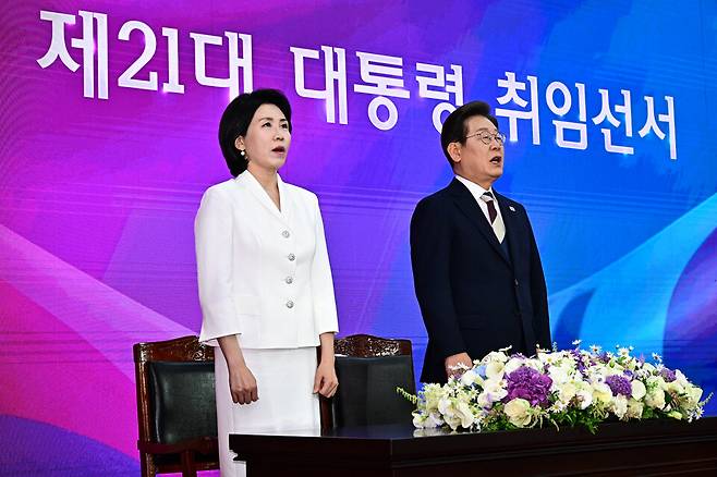4일 이재명 대통령 부부가 서울 여의도 국회에서 열린 취임선서에 앞서 애국가를 부르고 있다. ⓒ연합뉴스