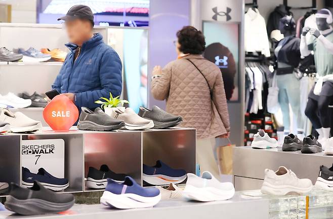 서울 중구 롯데백화점 본점에서 시민들이 쇼핑을 하고 있다. ⓒ연합뉴스