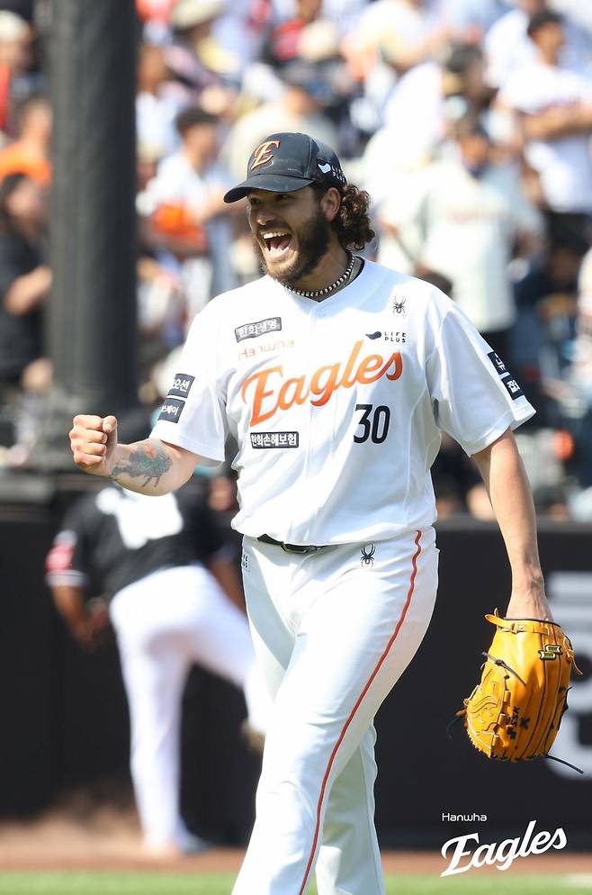 한화 외국인투수 코디 폰세가 3일 대전한화생명볼파크에서 열린 KT와 홈경기에 선발등판해 6이닝 2피안타 1볼넷 7탈삼진 무실점 역투를 펼친 뒤 주먹을 불끈 쥐고 있다. 사진제공|한화 이글스