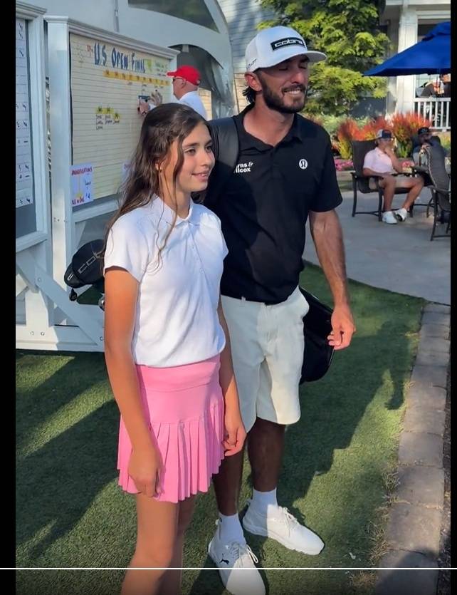 맥스 호마가 지난 3일 US오픈 예선이 열린 미국 오하이오주 콜럼버스의 킨세일골프앤피트니스클럽에서 골프백을 멘 채로 팬과 기념촬영하고 있다. SNS 캡처