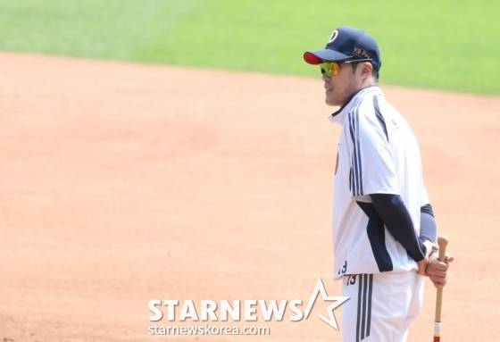 2025 신한 SOL Bank KBO리그 두산 베어스 대 KIA 타이거즈 경기가 3일 서울 잠실야구장에서 열렸다. 두산 조성환 감독 대행이 선수들의 훈련을 지켜보고 있다. /사진=김진경 대기자
