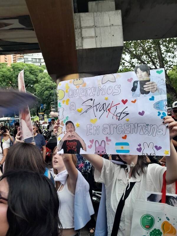 아르헨티나 부에노스 이레스의 유명한 건축물 오벨리스크 앞에서 스트레이 키즈 콘서트 개최를 염원하는 팬 모임이 개최됐다. 사진=야니나 씨 제공